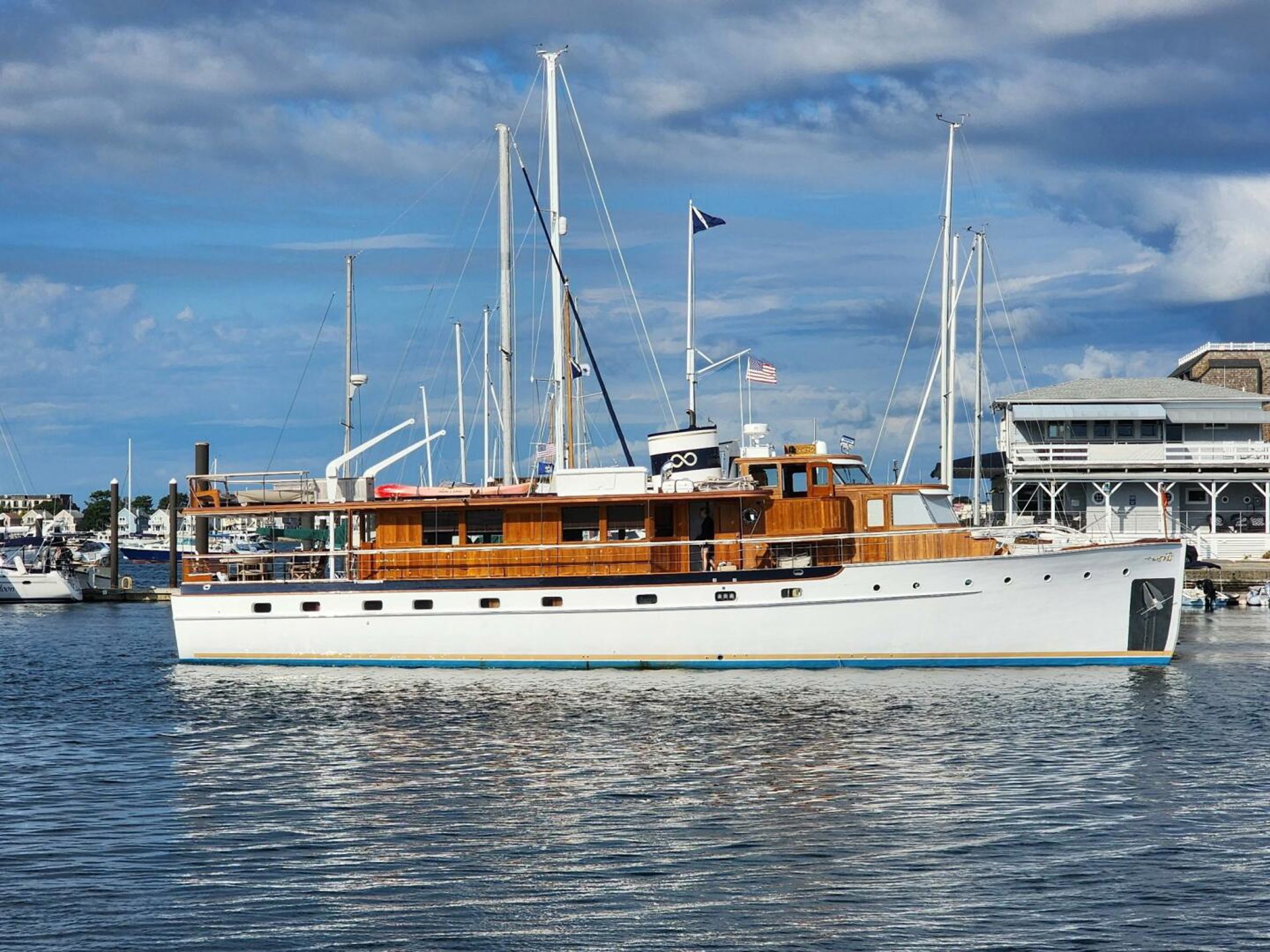 Trumpy Raised Pilot House